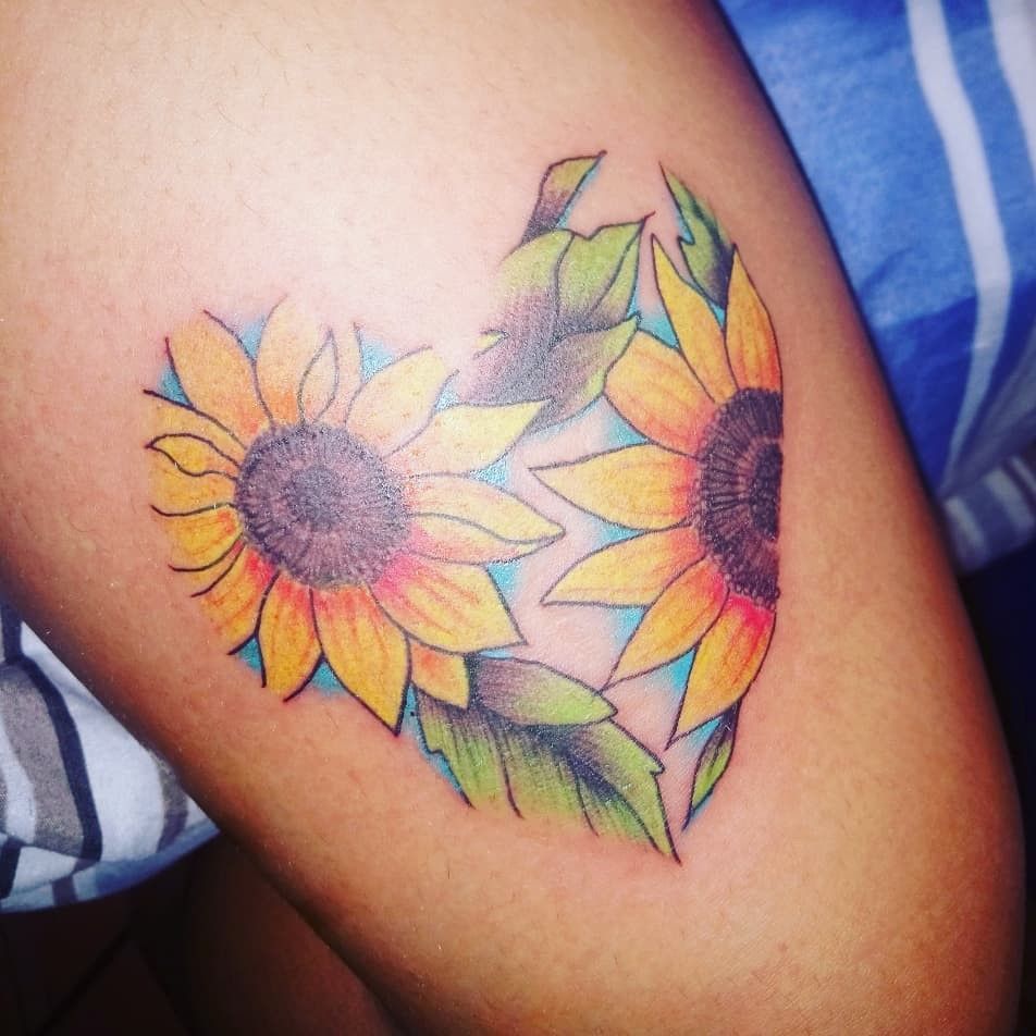 tatuajes de girasol en el pecho