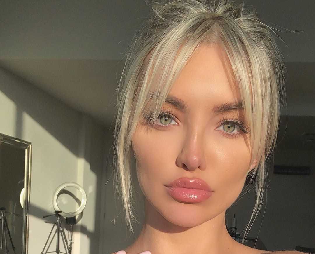 lindsey pelas live