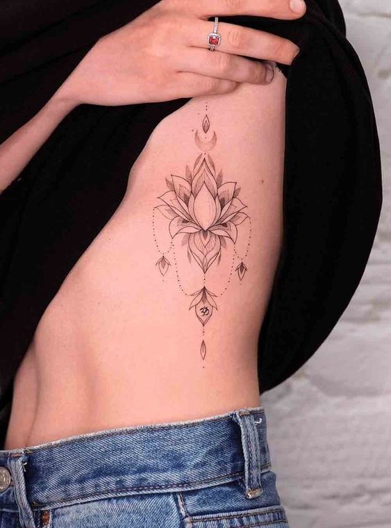 originales tatuajes en las costillas para mujer