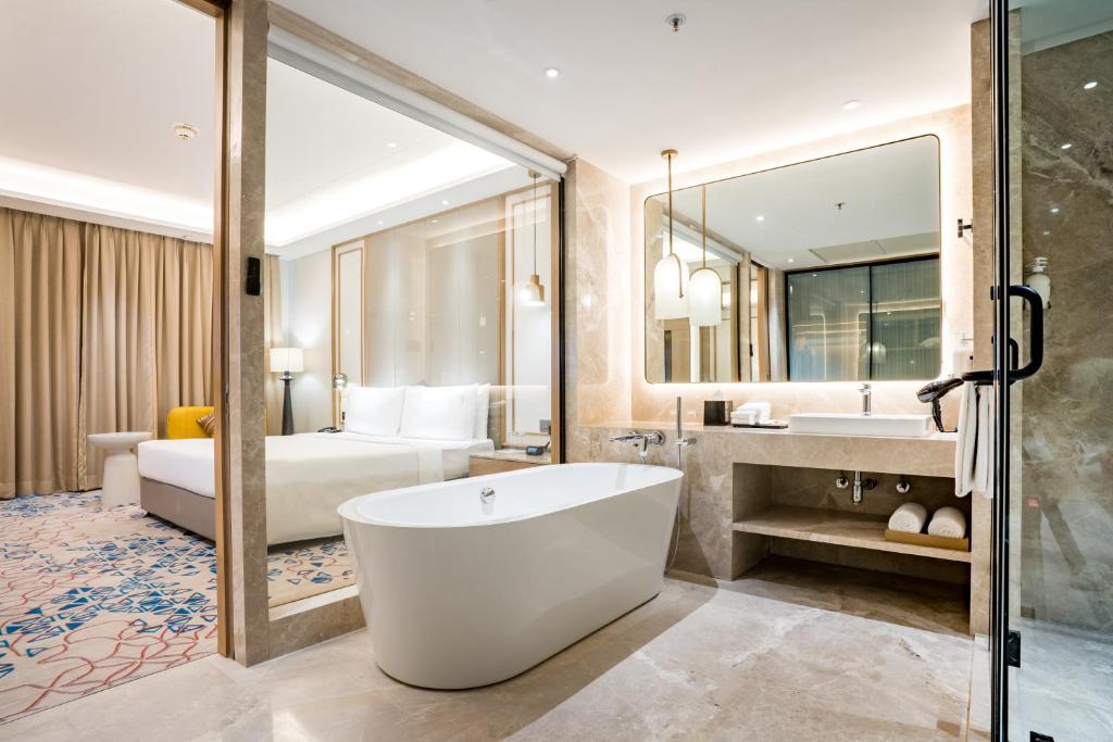 hotels in lucknow with bathtub