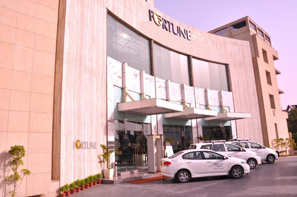 hotels in noida sector 27