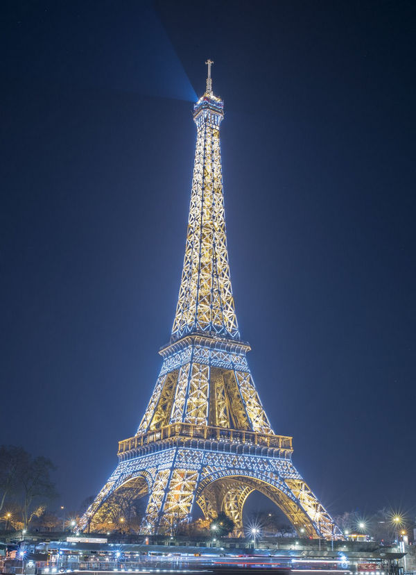 when does the eiffel tower sparkle