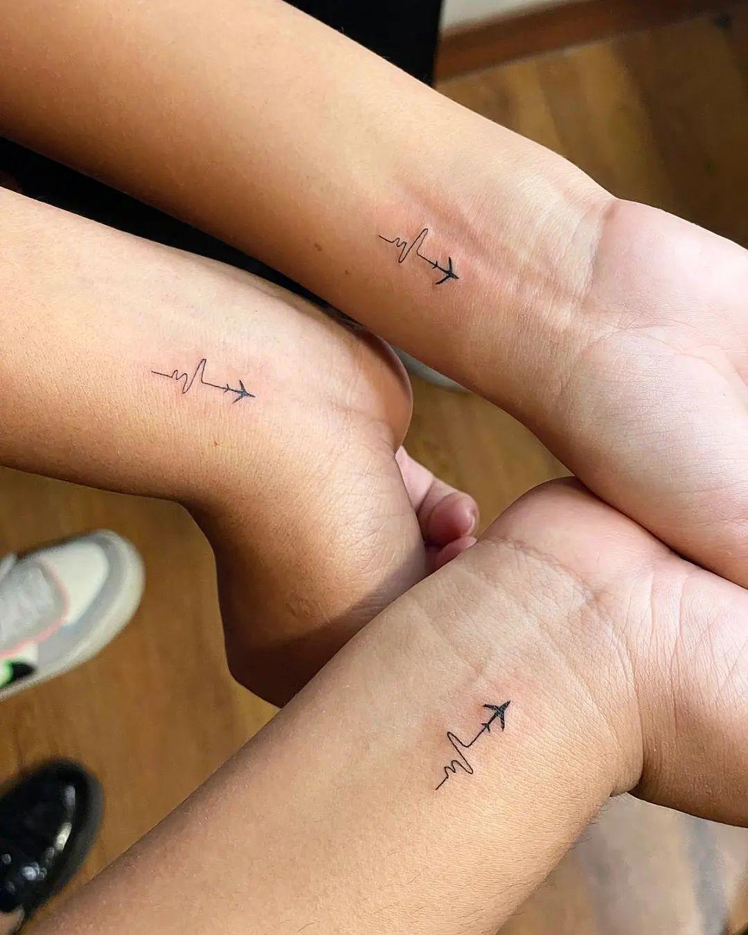 tatuajes muñeca mujer pequeños