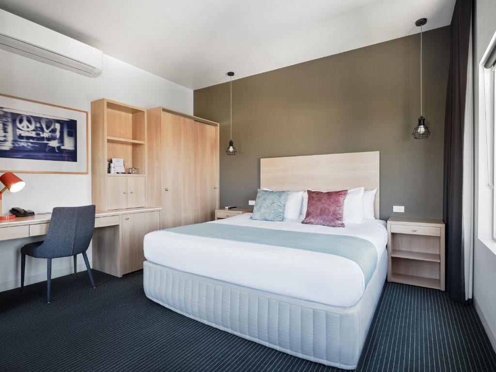 hotels in st kilda beach