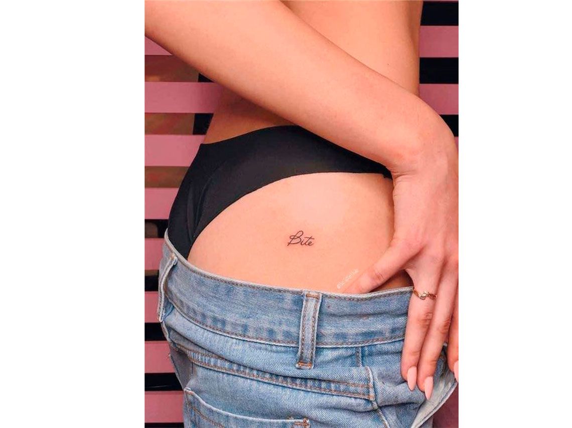 tatuaje gluteos mujer