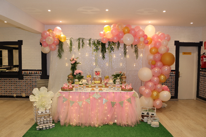 mesa de dulces con globos