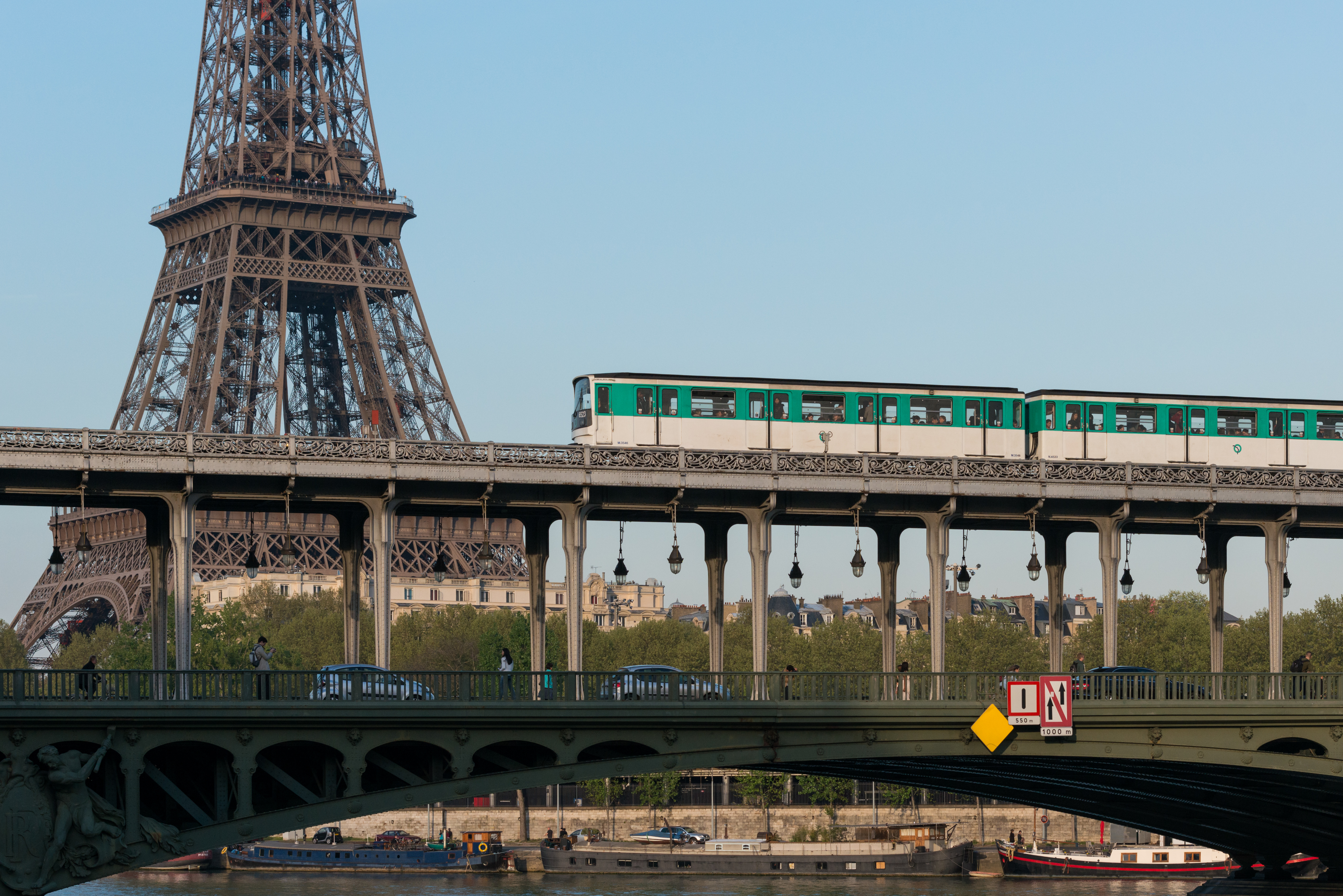 station de metro tour eiffel