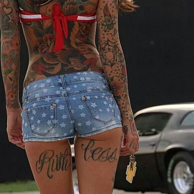 tatuajes debajo de las nalgas