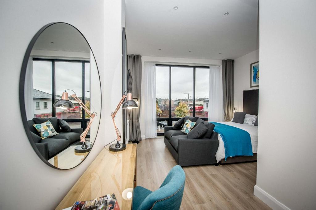 james suites derry