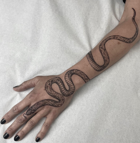 tatuaje serpiente brazo