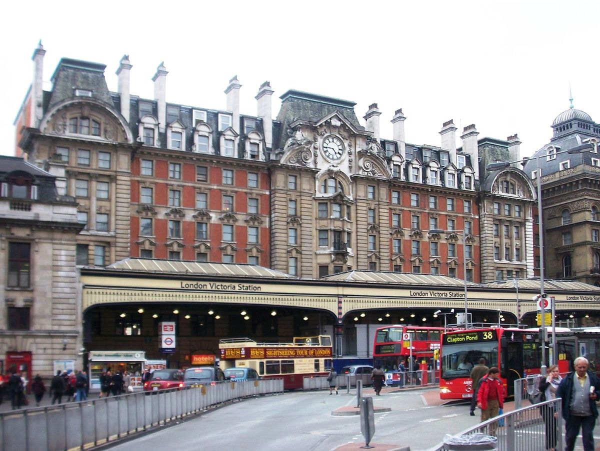 victoria station london luggage lockers