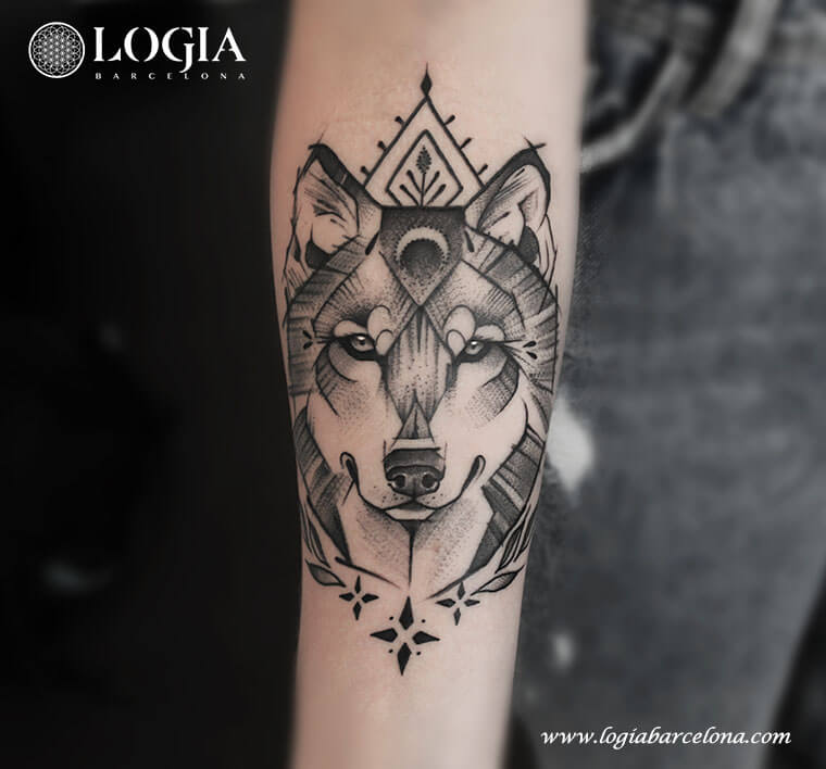 tatuaje de lobo en el brazo