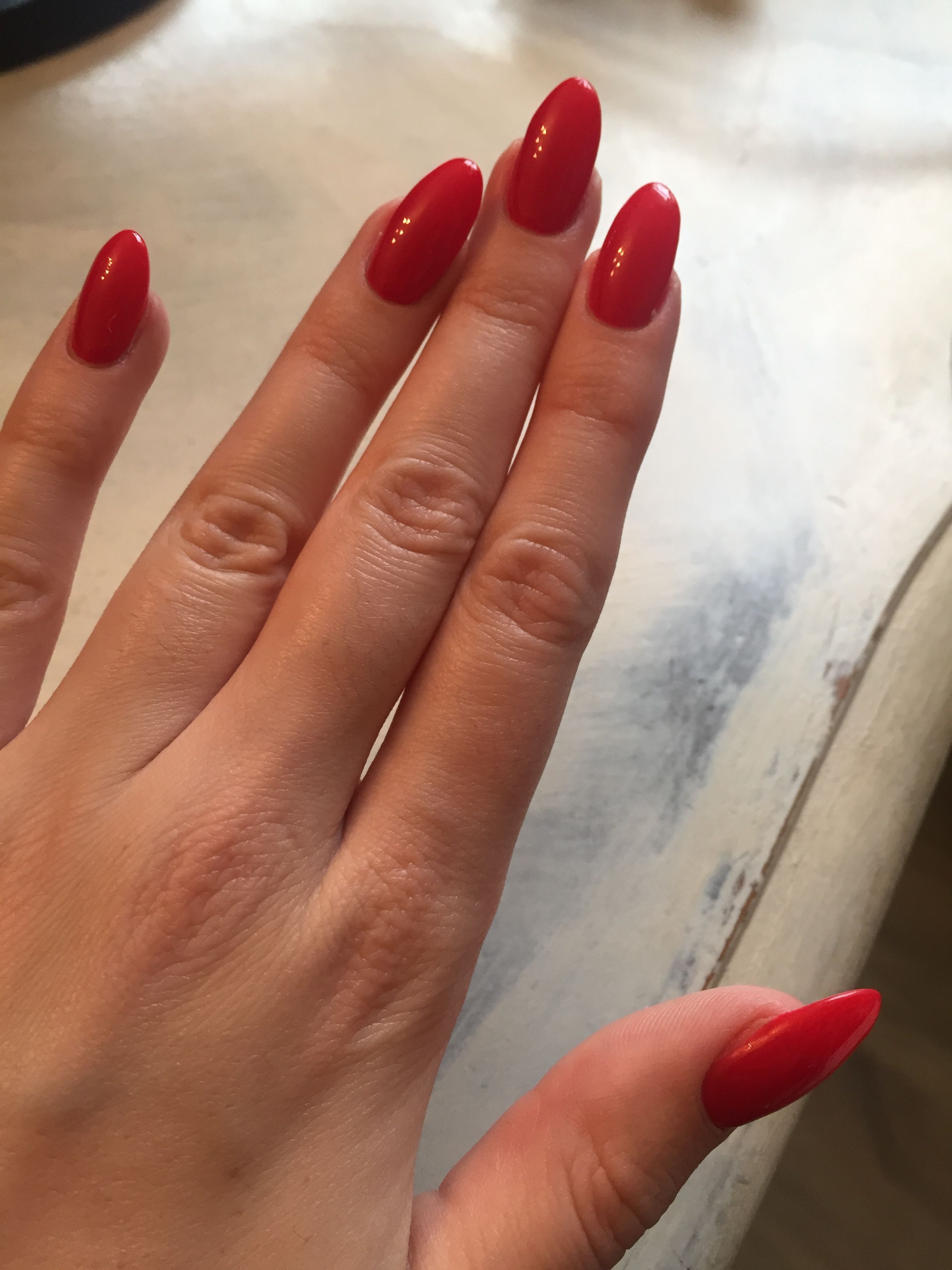 red nails almond