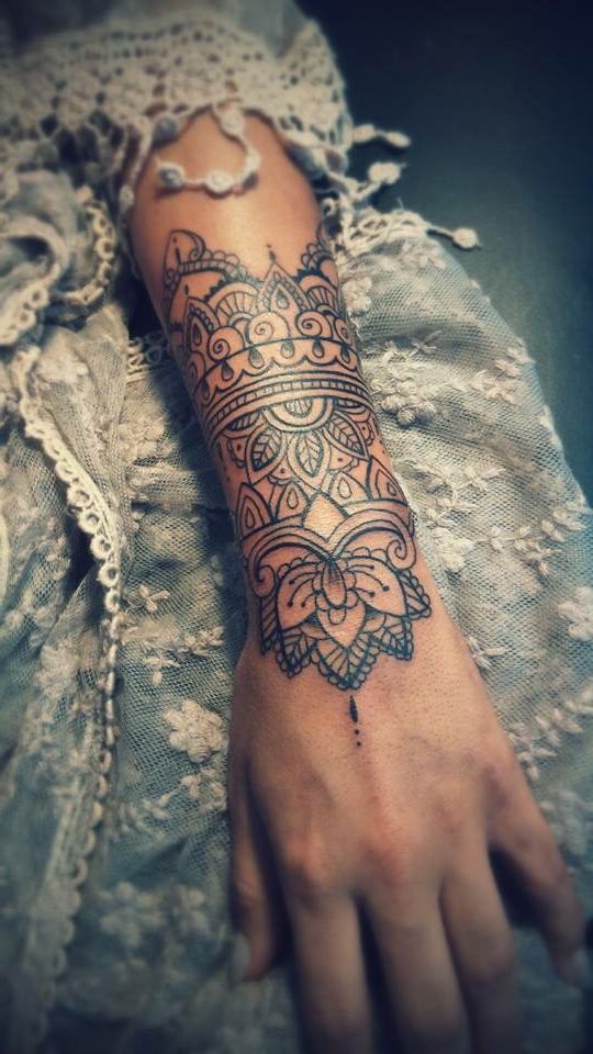 tatuaje mandala brazo chica