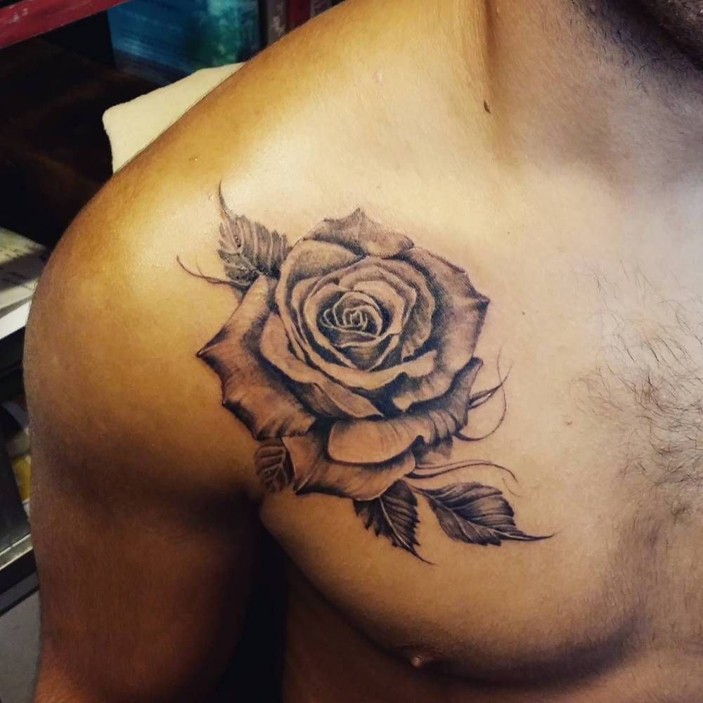 tatuajes de rosas en el pecho para hombres