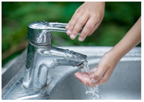 tap water traducción