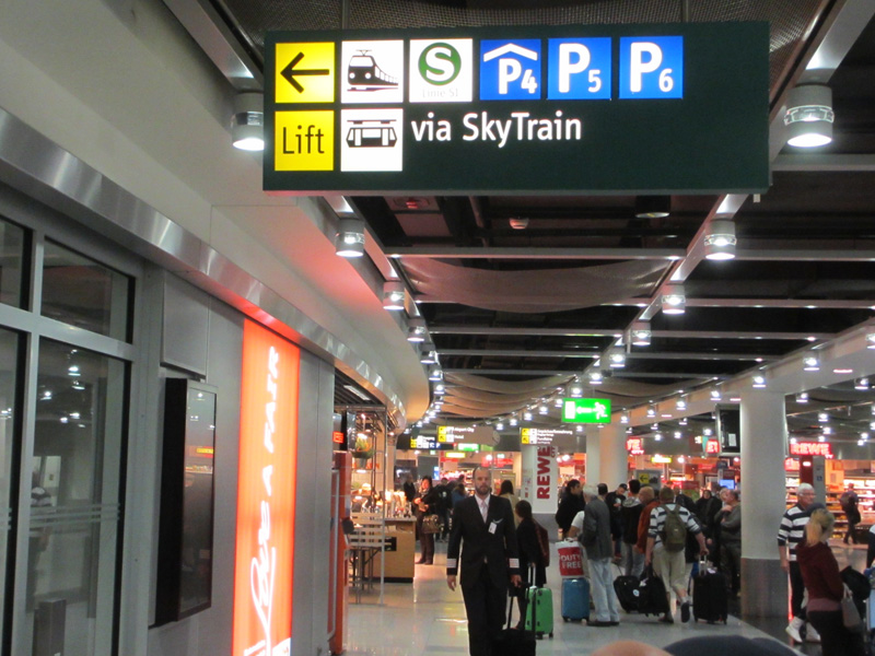 dusseldorf airport by train