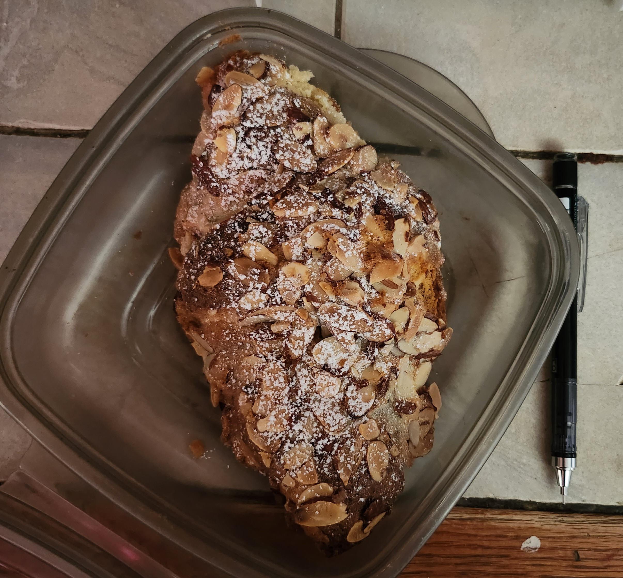 how many calories in an almond croissant