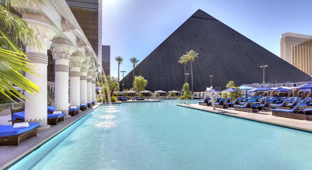 hotel luxor pyramid las vegas