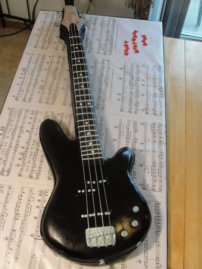 bass guitar cake