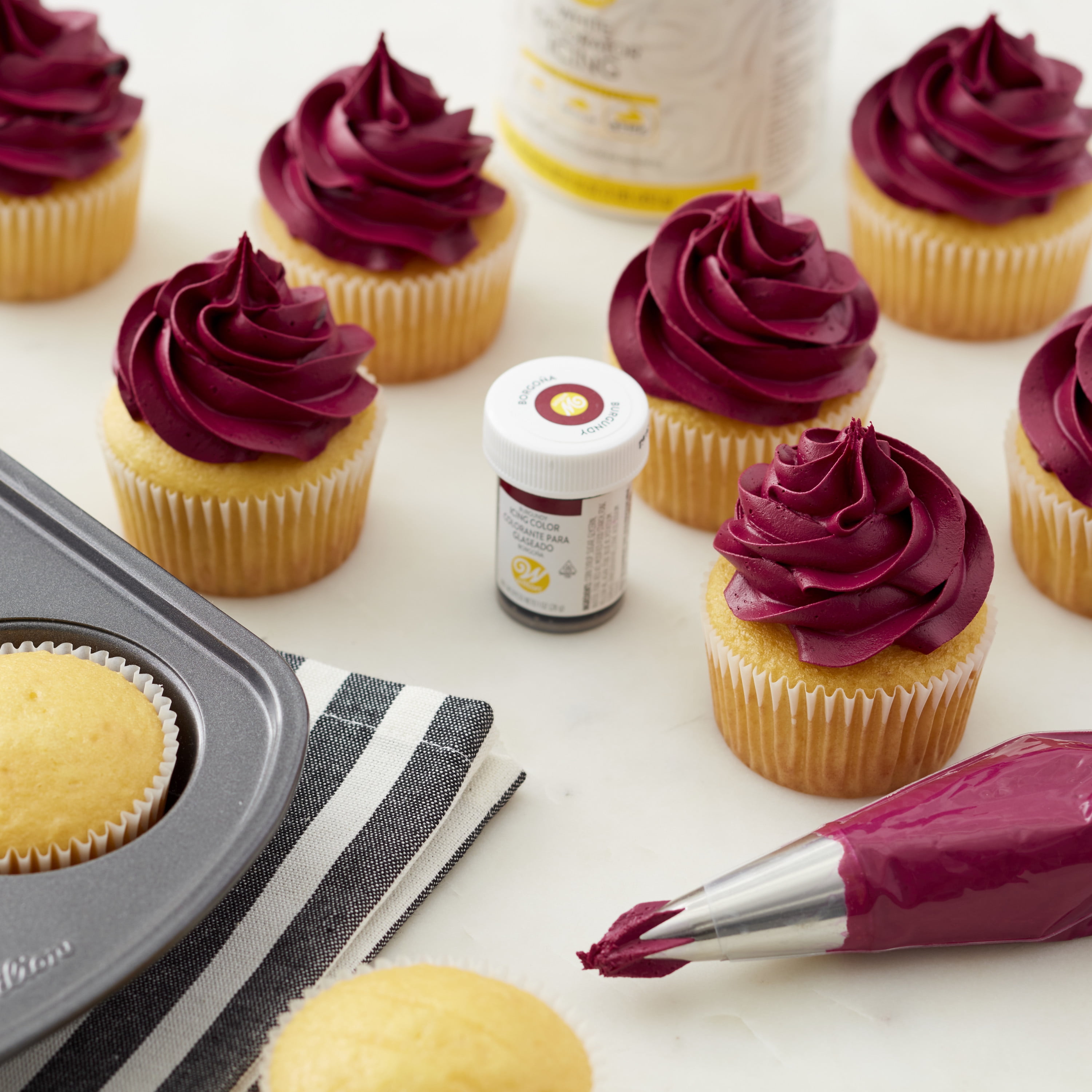 how to make burgundy icing with wilton colors