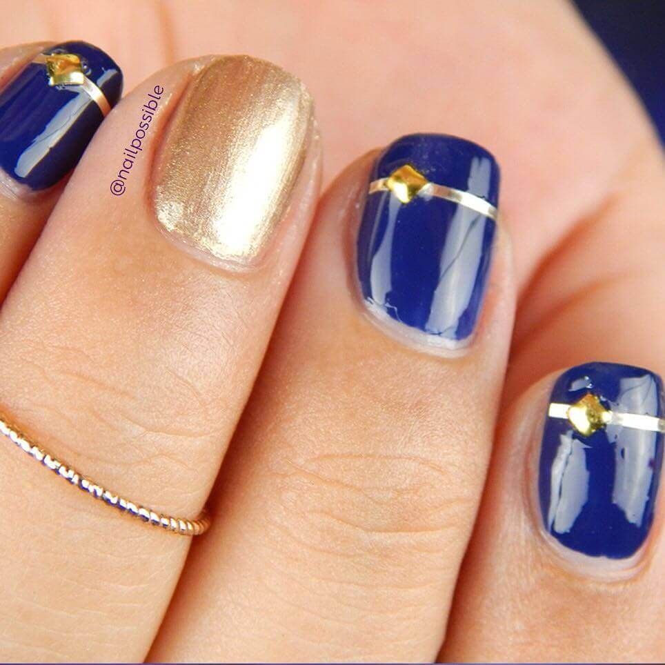 uñas en azul rey con dorado