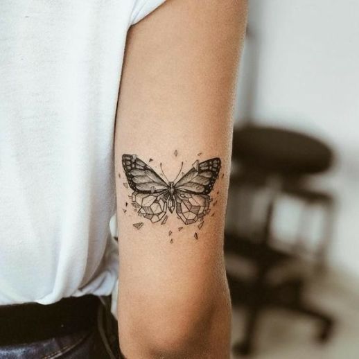 tatuaje mariposa brazo mujer