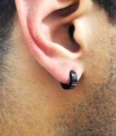 aretes en la oreja hombre