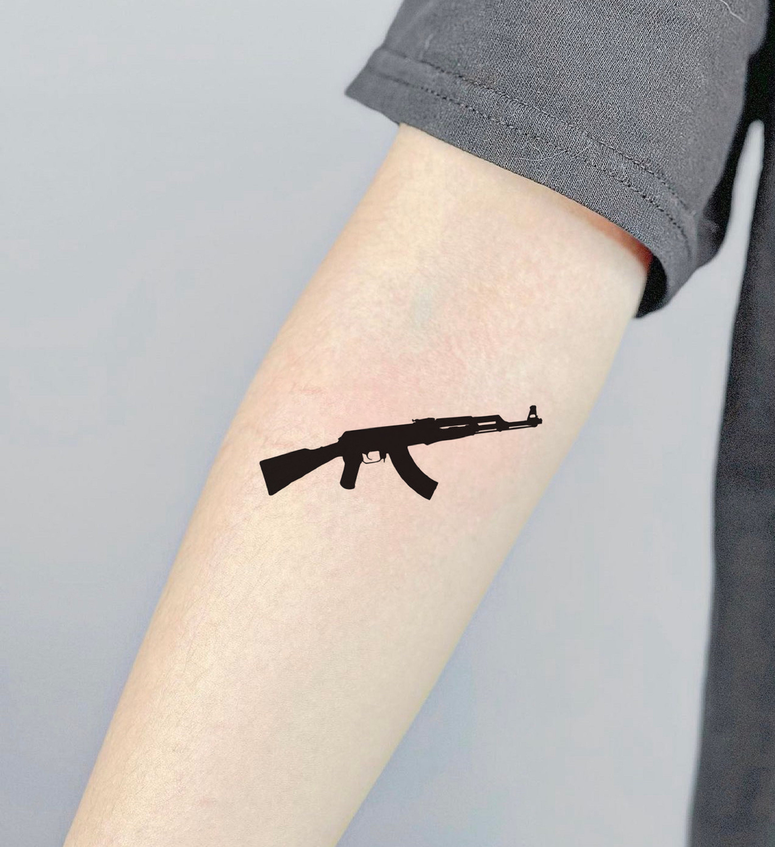 pequeño ak 47 tatuaje