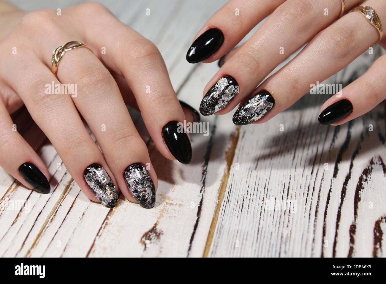 manicura negra y plata