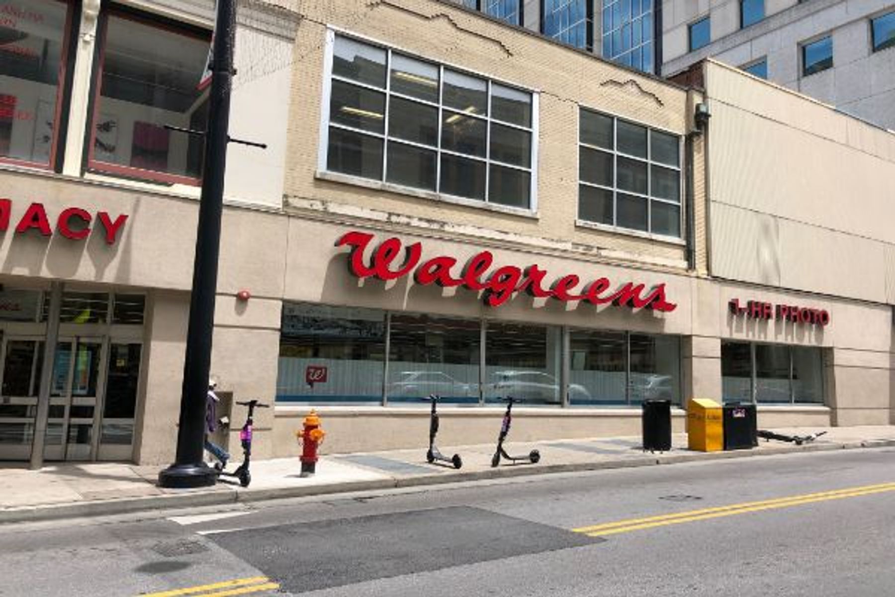 walgreens hours nashville tn