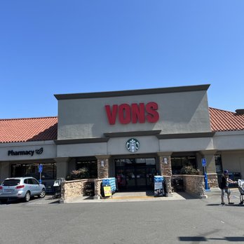 vons open now