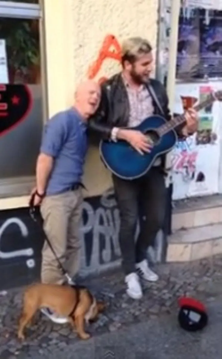 cantante callejero sorprendido por artista