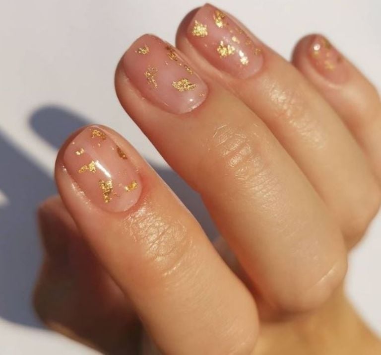 uñas cortas con dorado