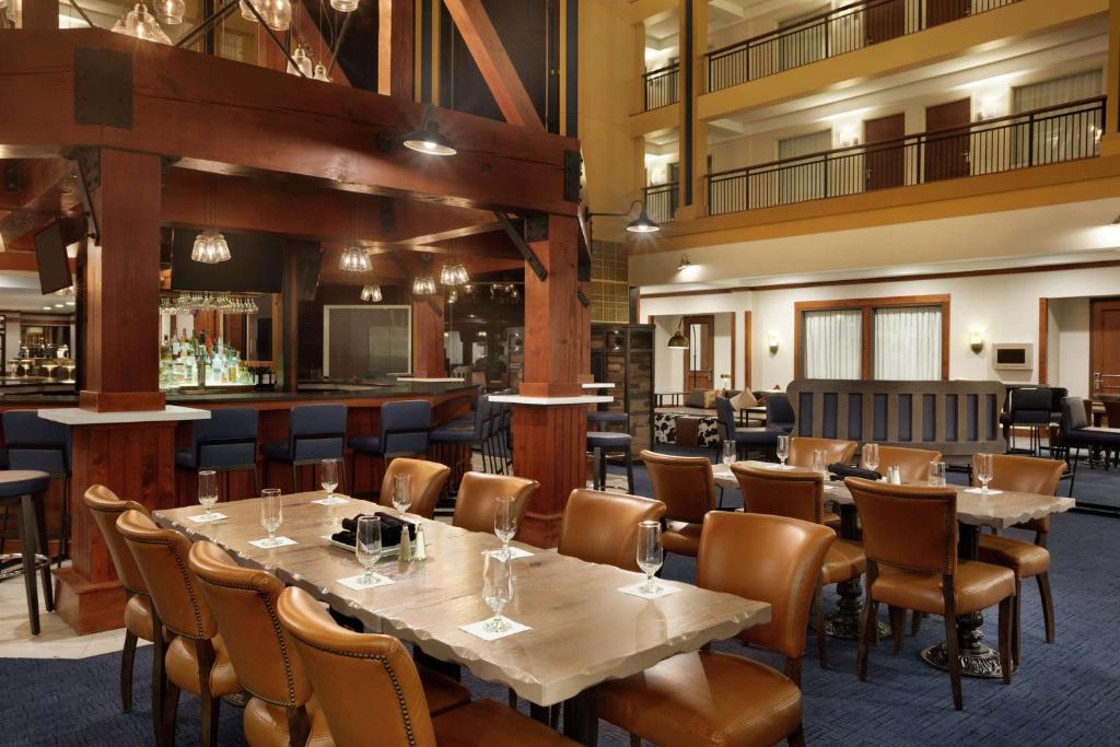 restaurants near embassy suites denver airport