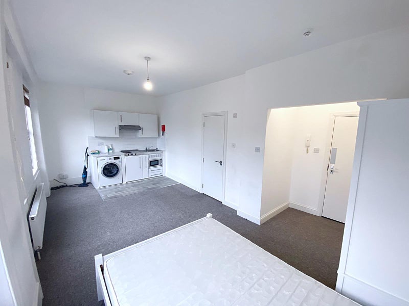 studio flat to rent in streatham