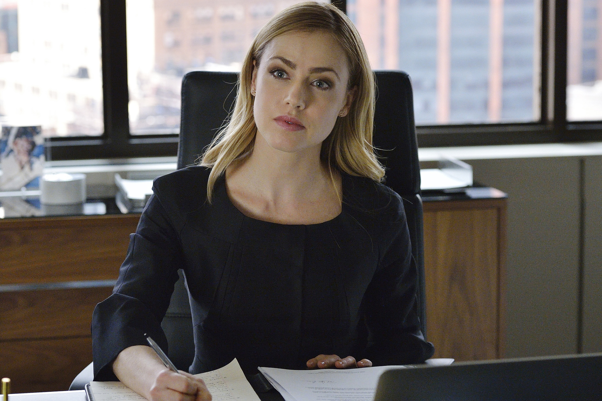 amanda schull suits