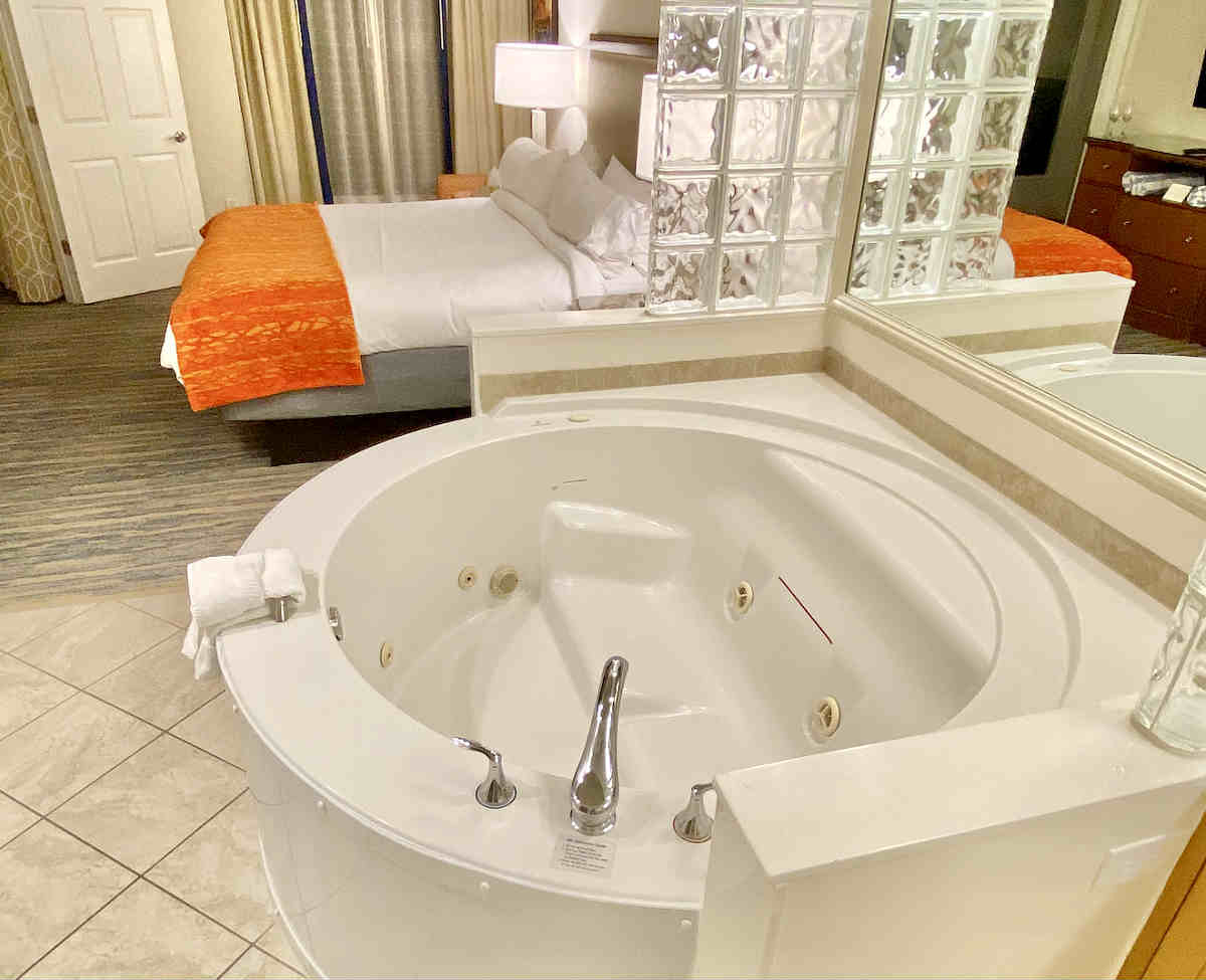 hotels near me with jacuzzi