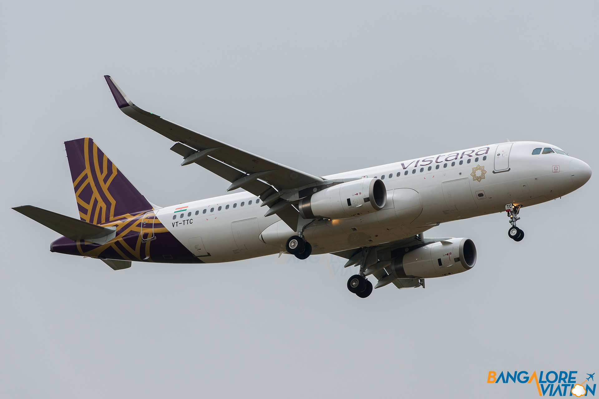 bangalore to mumbai vistara flight status