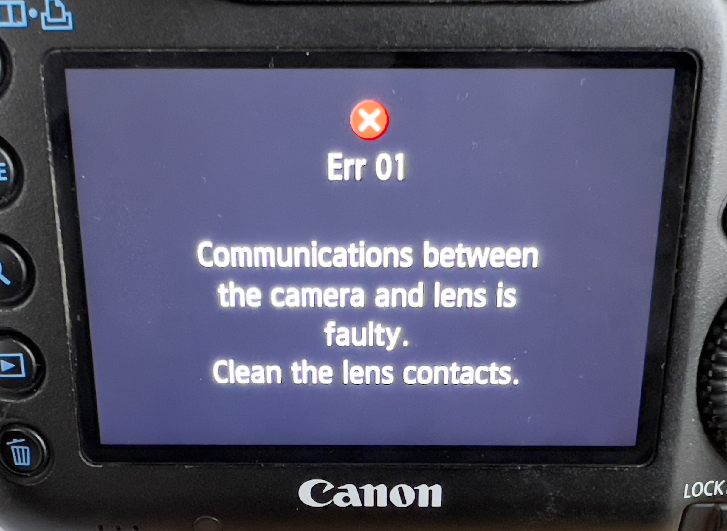 communication between camera and lens is faulty
