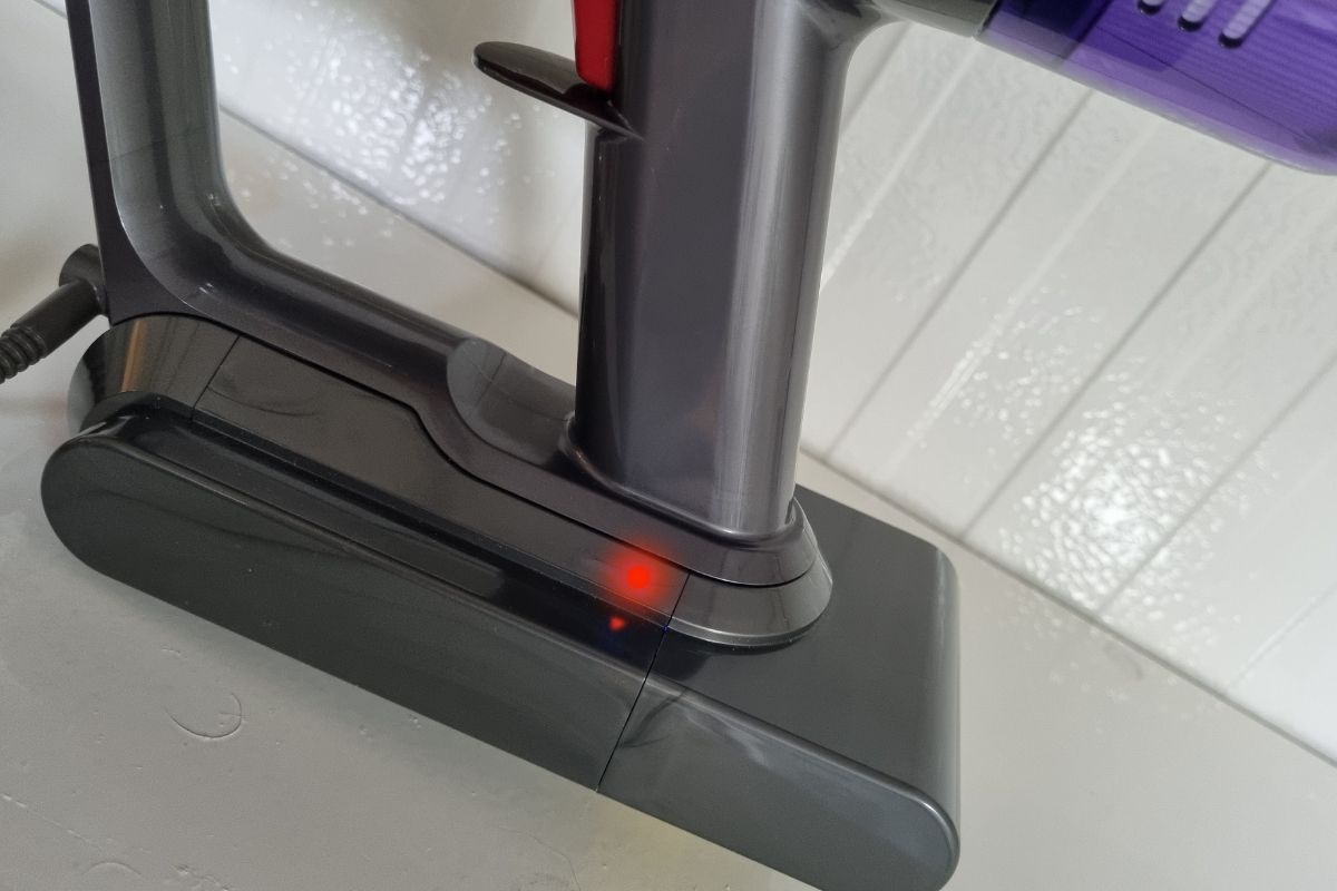 dyson red blinking light