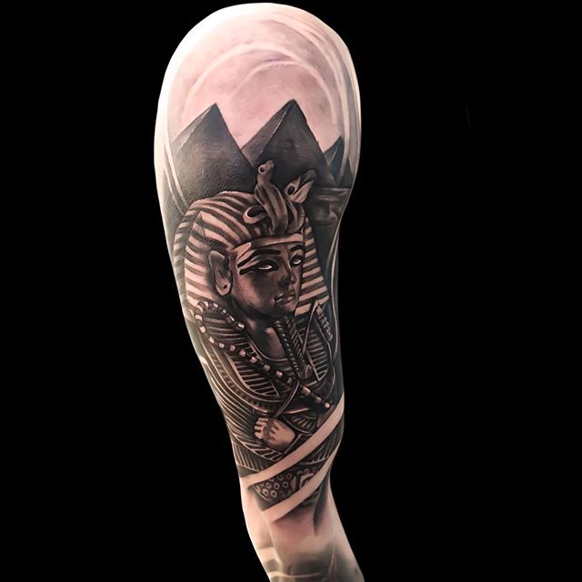 tatuajes para hombres en el brazo egipcios