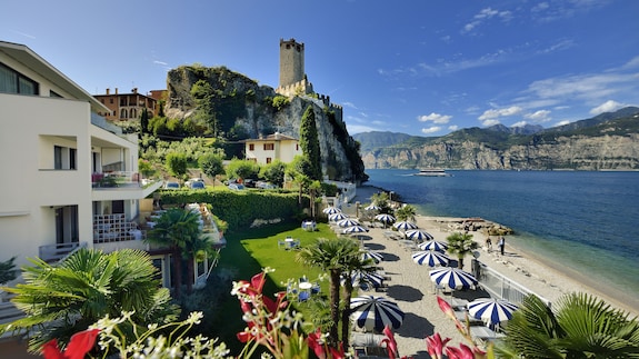 hotel castello lake front