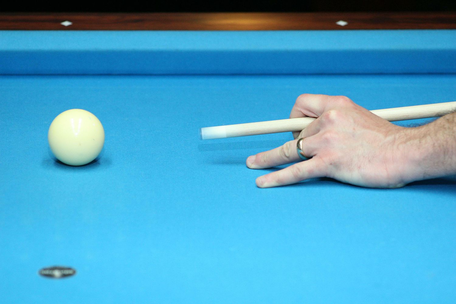 how to hold pool cue stick