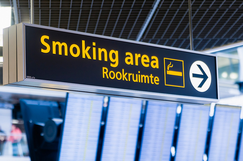 is there a smoking area in alicante airport