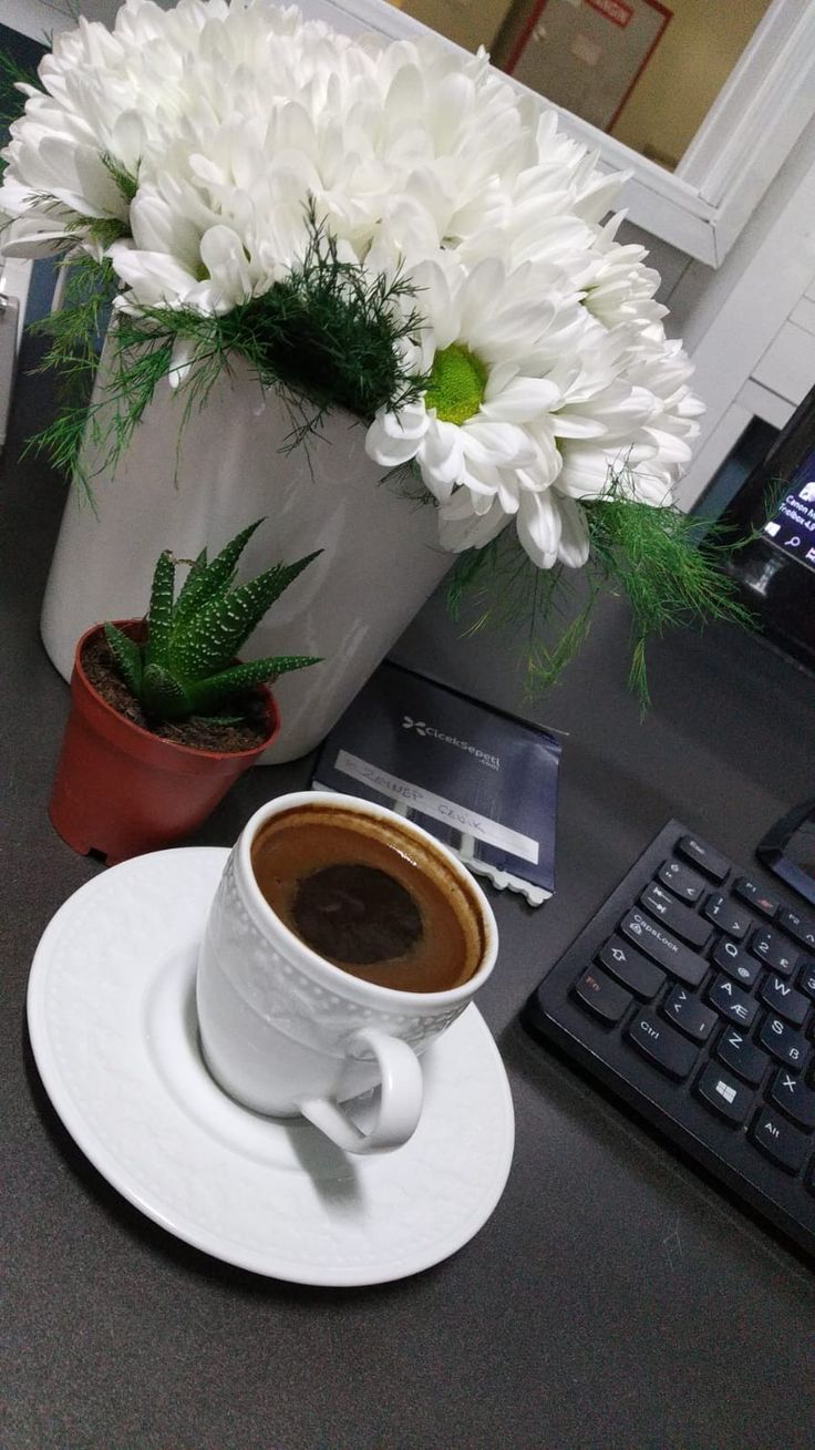 kahve ve çiçek resmi