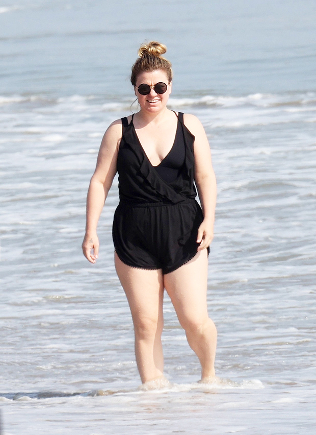 kelly clarkson in a bikini