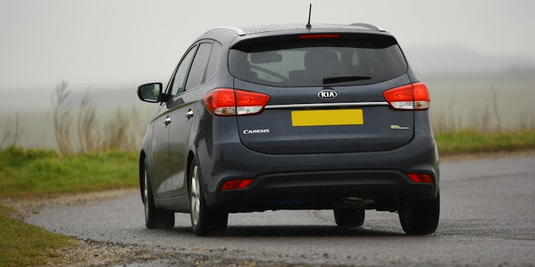 kia carens estate review