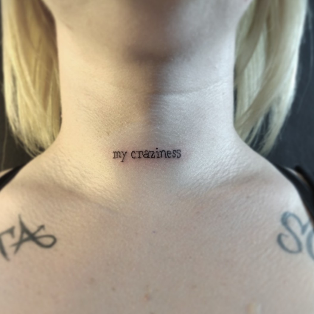 letras en el cuello tatuaje