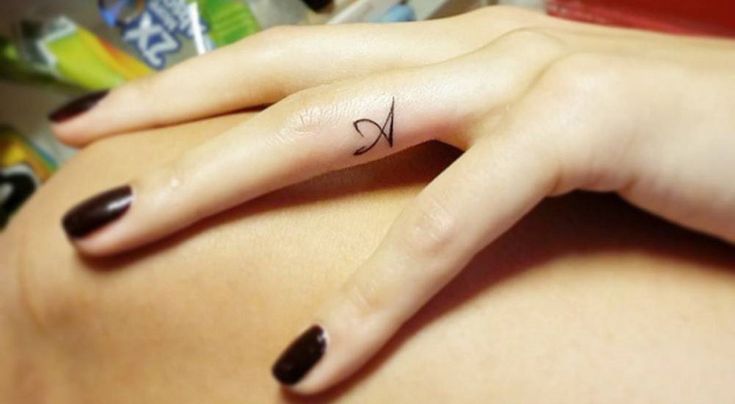 letras tatuajes dedos mujer